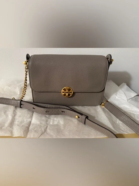 TORY BURCH CHELSEA LEATHER CROSSBODY BAG - IN GRAY HERON - Picture 2 of 10
